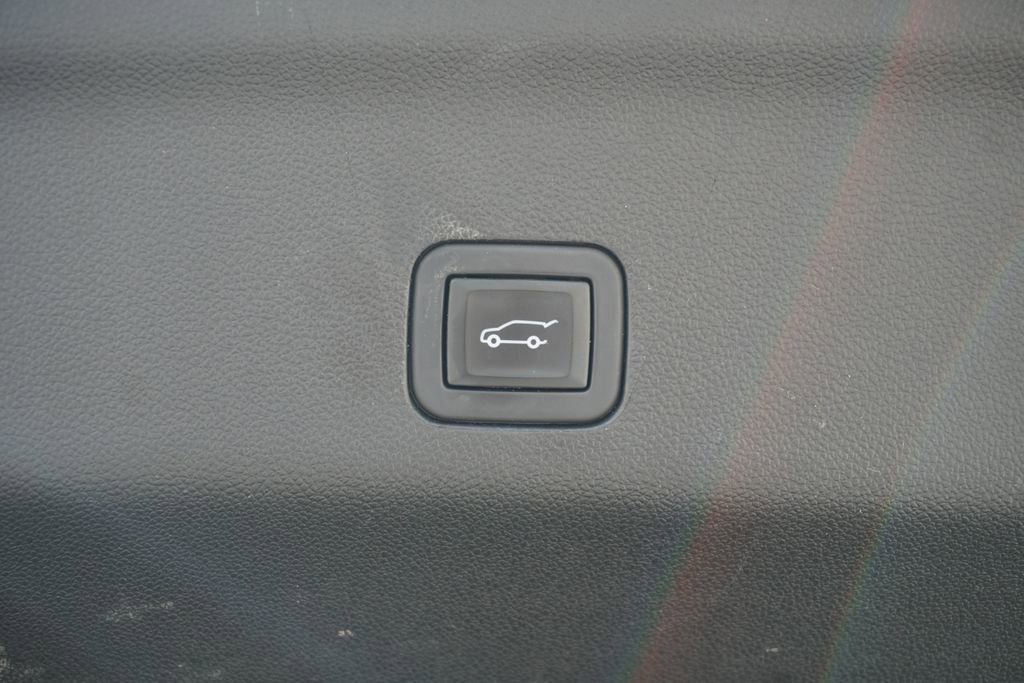 Used 2023 GMC Yukon XL Denali w/ Advanced Technology Package image 10