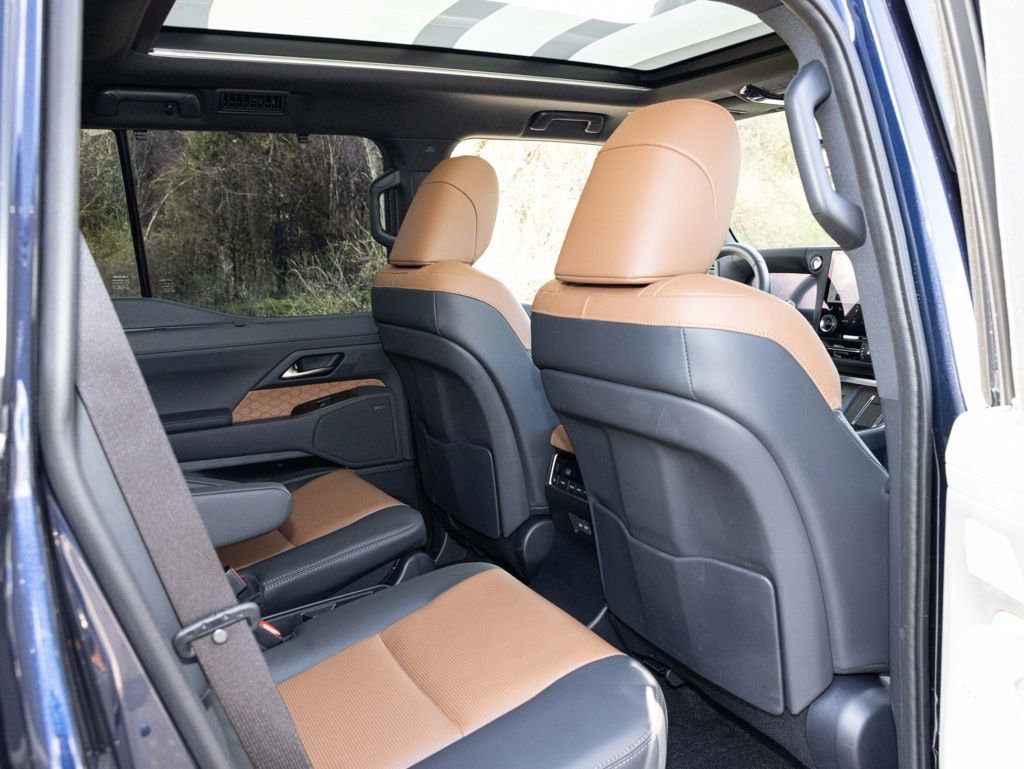 Used 2024 Lexus GX 550 w/ Accessory Package (2T) image 59