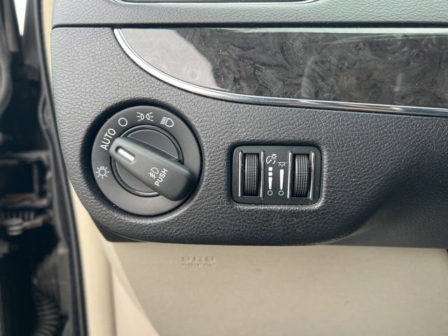 Used 2016 Chrysler Town & Country Touring w/ Driver Convenience Group image 10