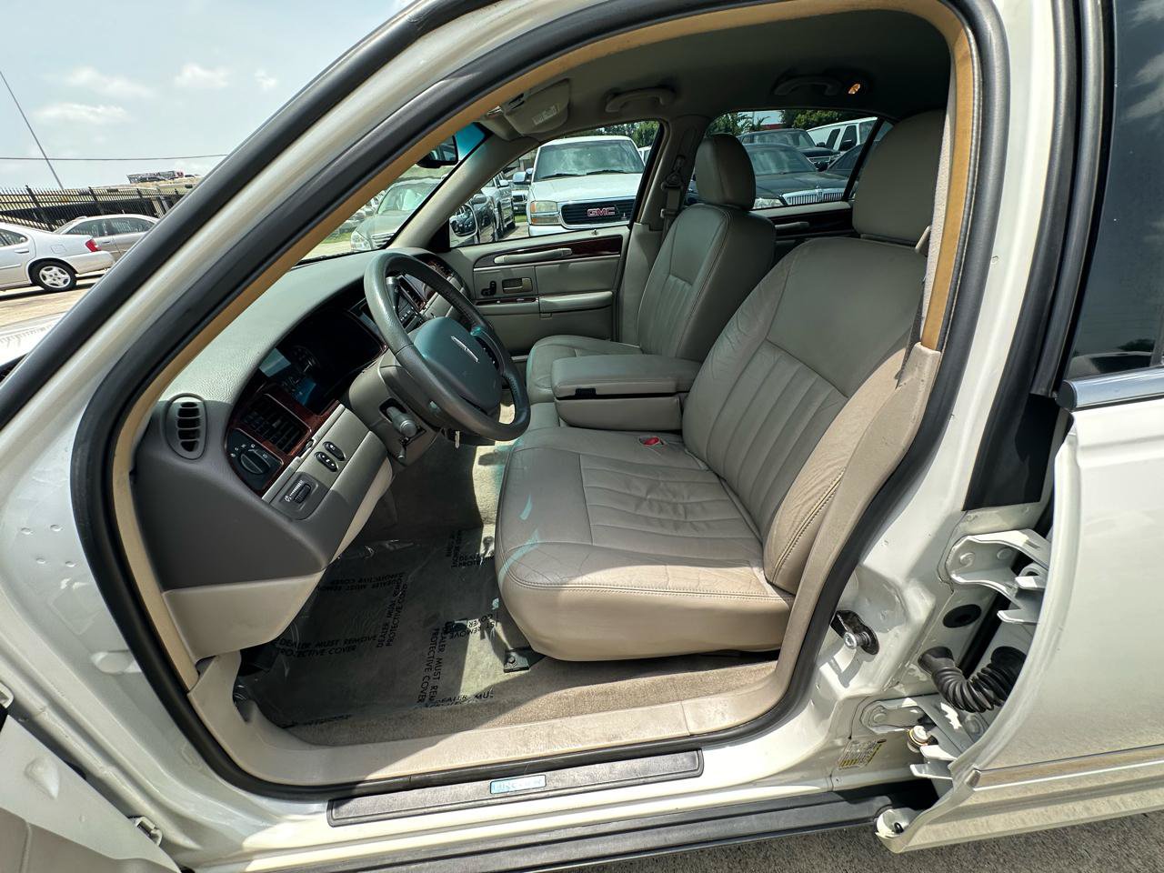 Used 2006 Lincoln Town Car Signature RWD image 24