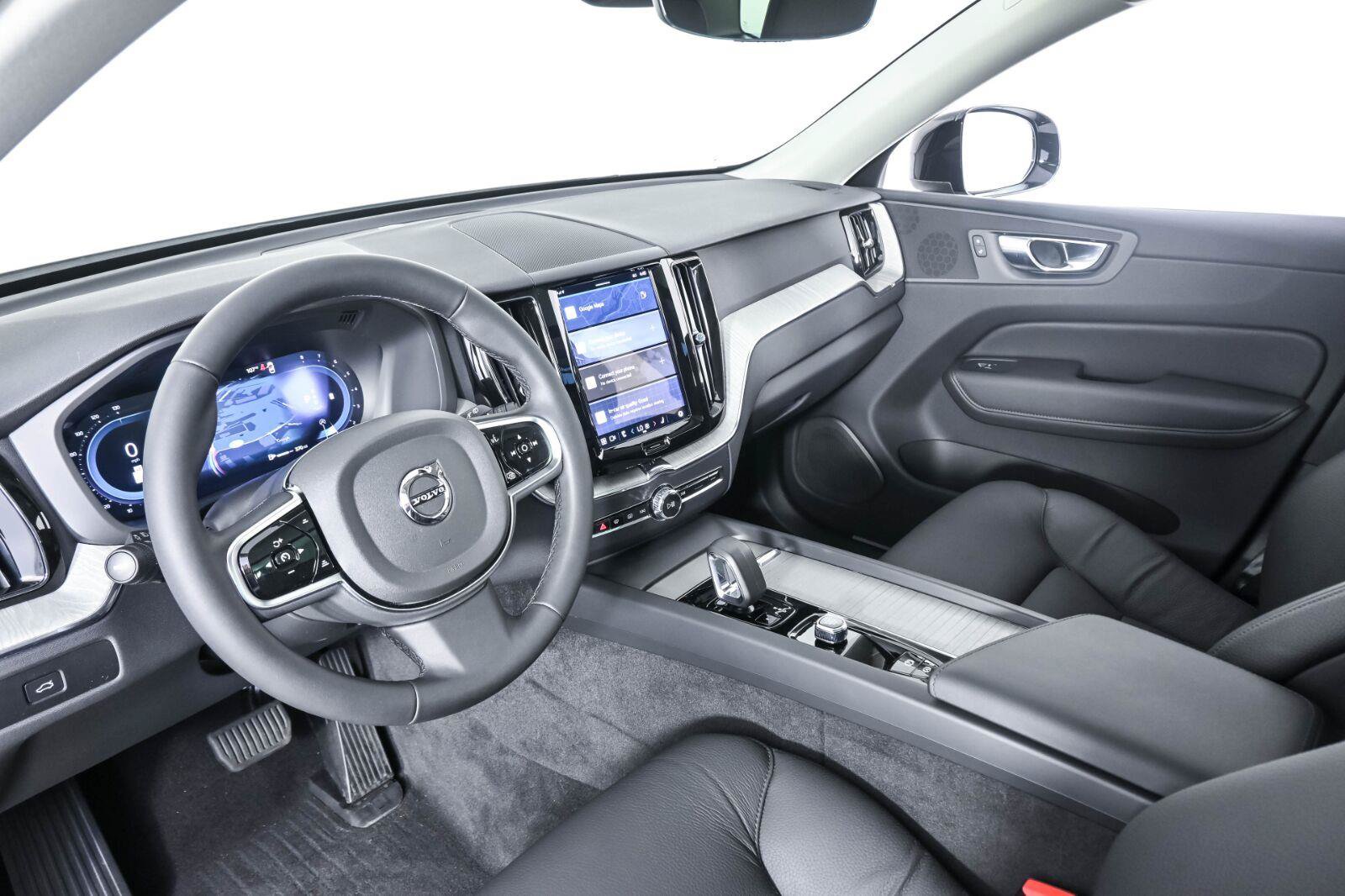 Certified 2025 Volvo XC60 B5 Plus w/ Protection Package Premier AWD/4WD image 4