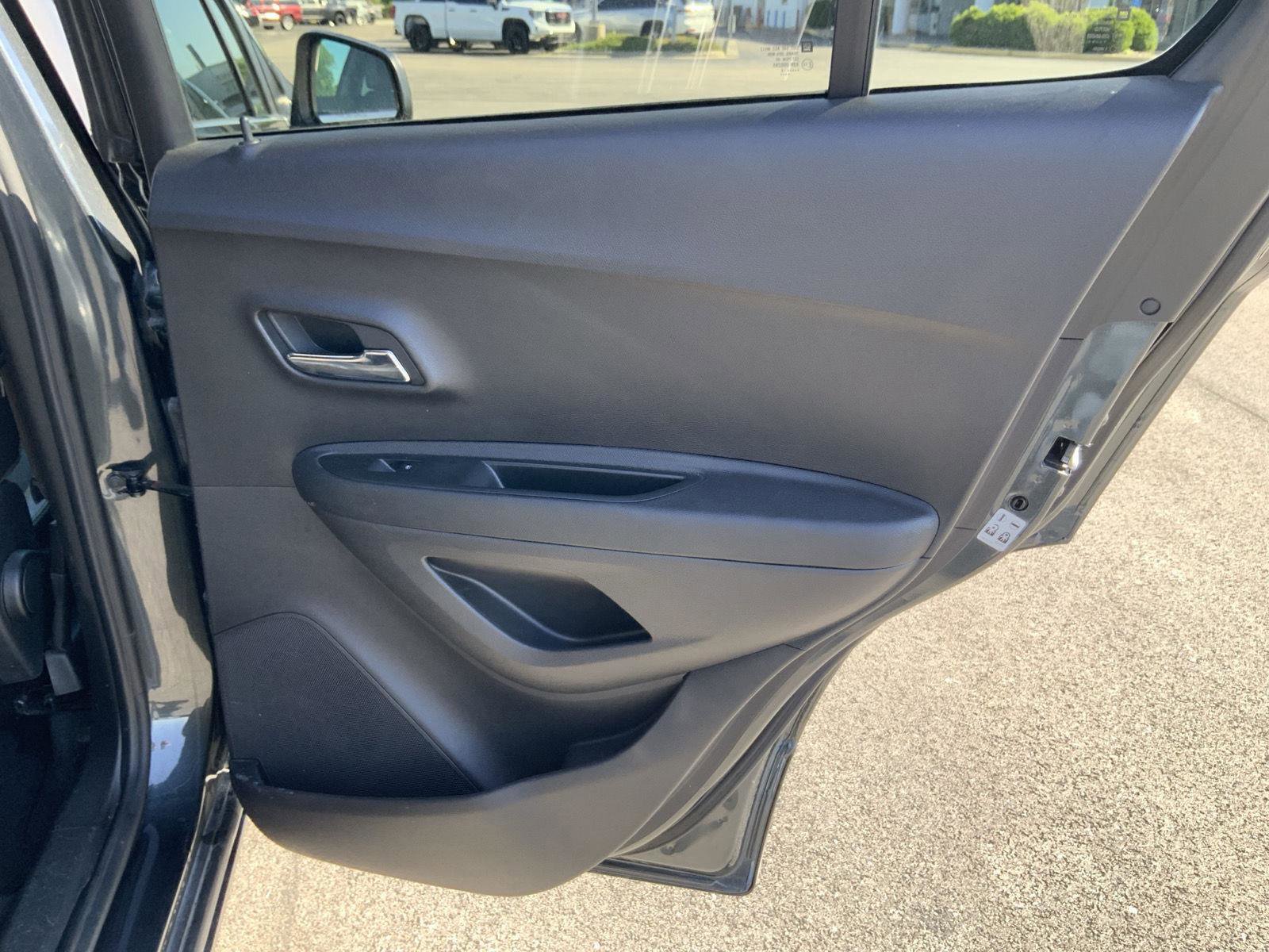 Used 2018 Chevrolet Trax LT w/ LT Convenience Package FWD image 45