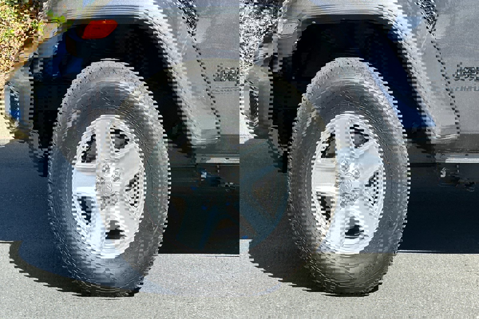 Used 2022 Jeep Gladiator Sport image 27