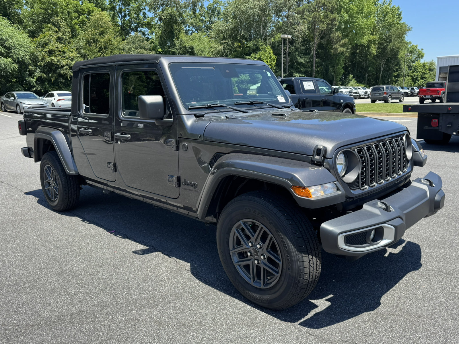 Used 2024 Jeep Gladiator Sport AWD/4WD image 3