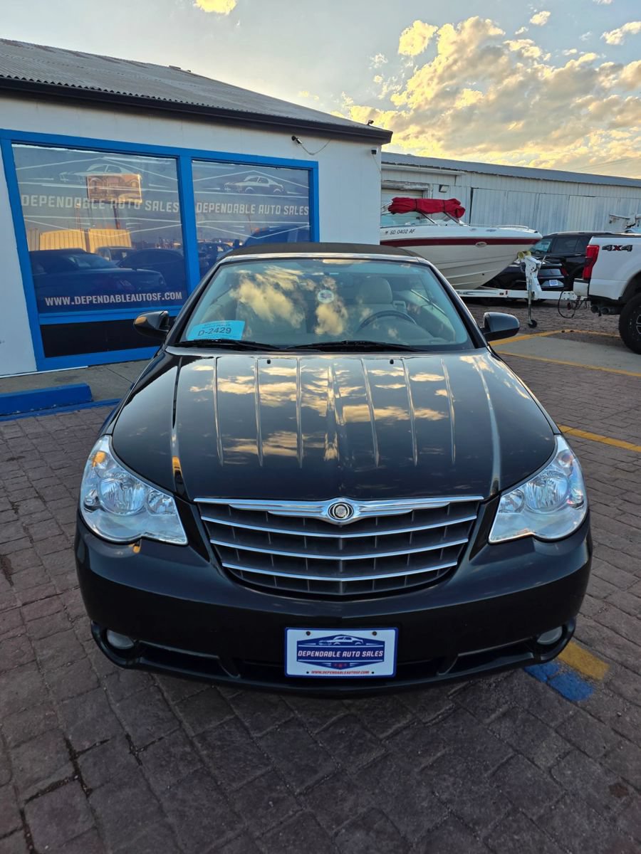 Used 2008 Chrysler Sebring Limited w/ Luxury Group FWD image 2
