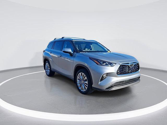 Certified 2025 Toyota Highlander Platinum image 3
