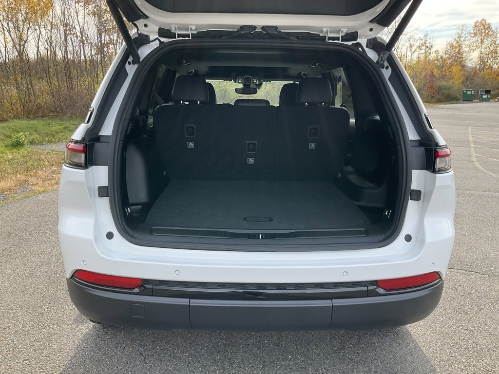 Used 2023 Jeep Grand Cherokee Altitude image 23