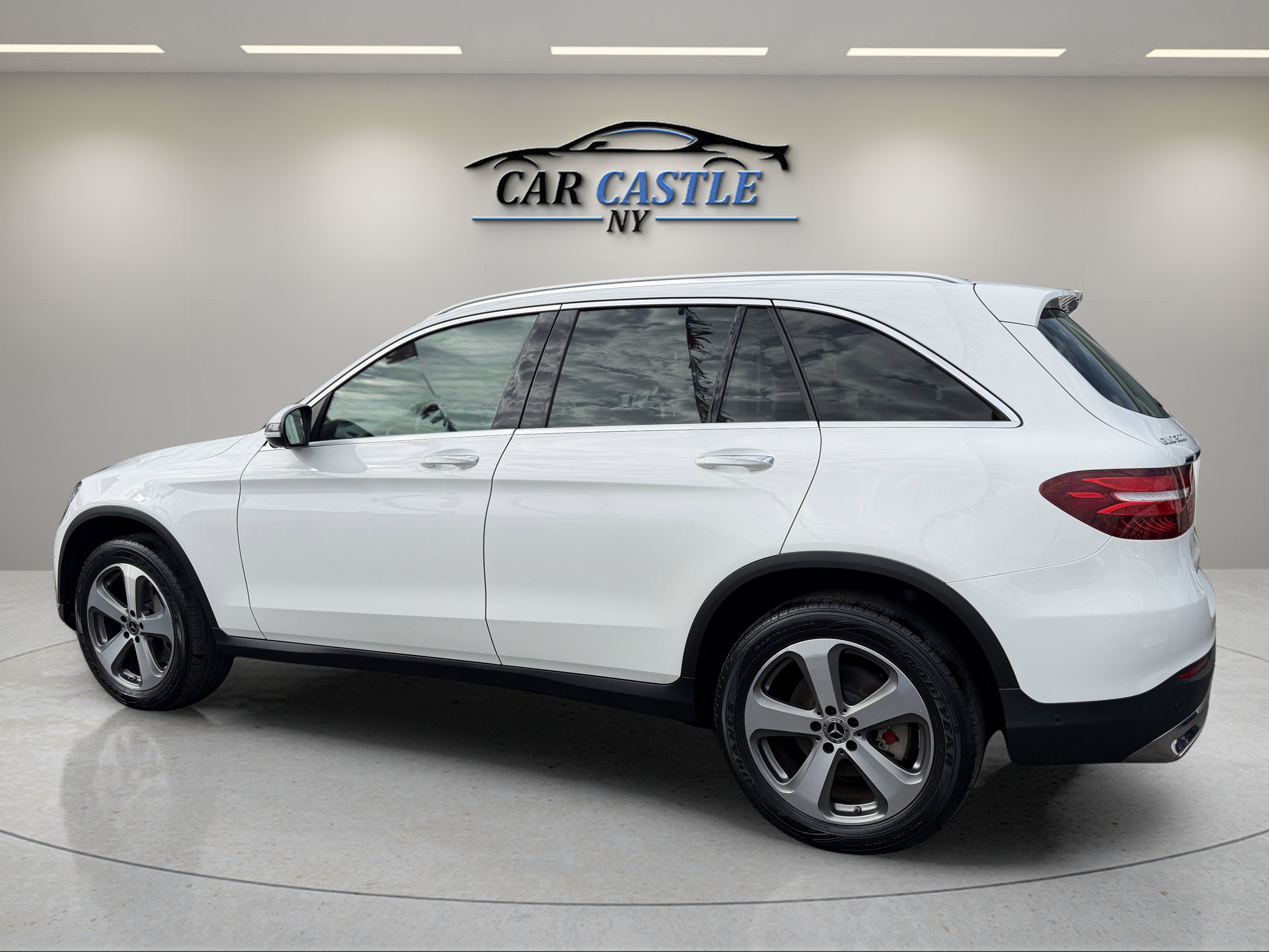 Used 2019 Mercedes-Benz GLC 300 4MATIC w/ Multimedia Package image 11