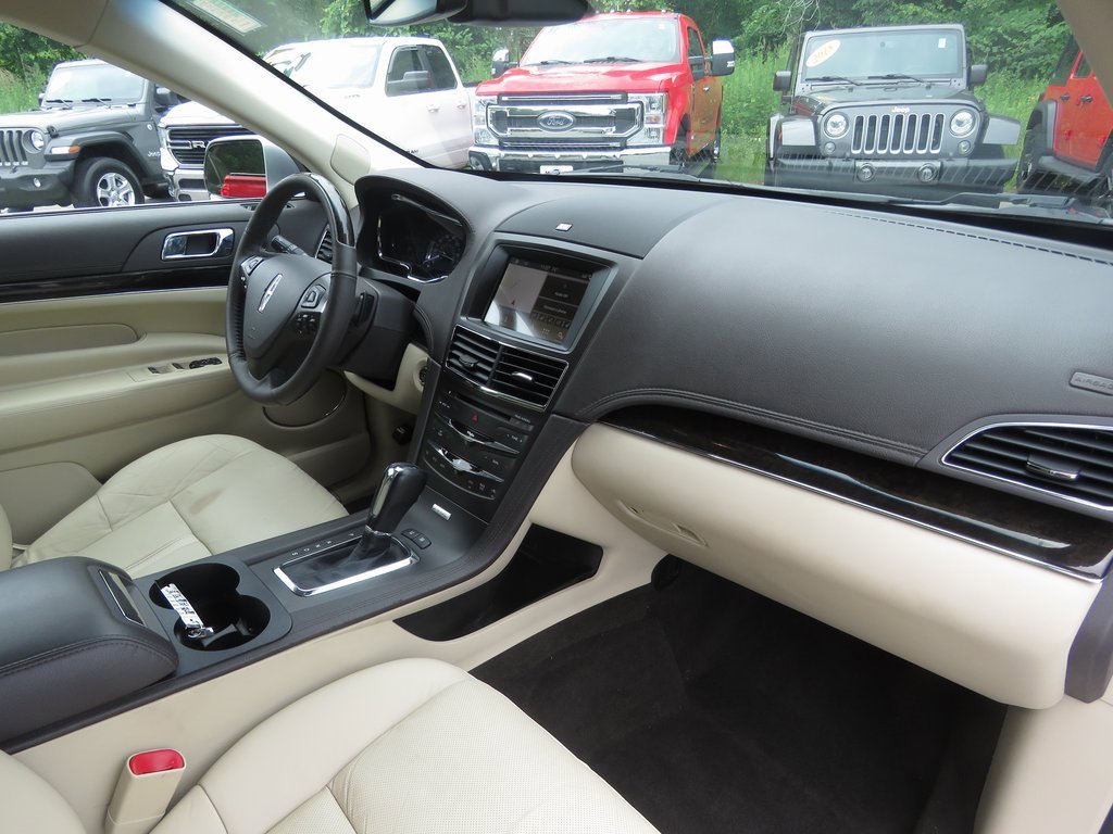 Used 2019 Lincoln MKT AWD image 13