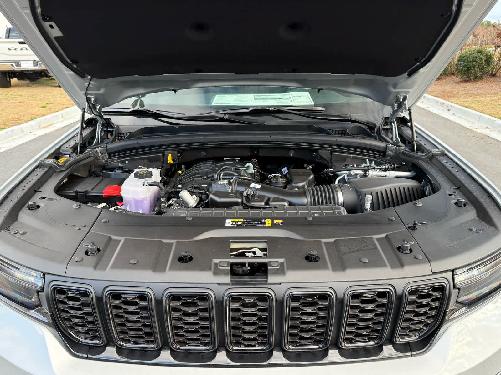 New 2025 Jeep Grand Cherokee Limited w/ Black Appearance Package AWD/4WD image 31