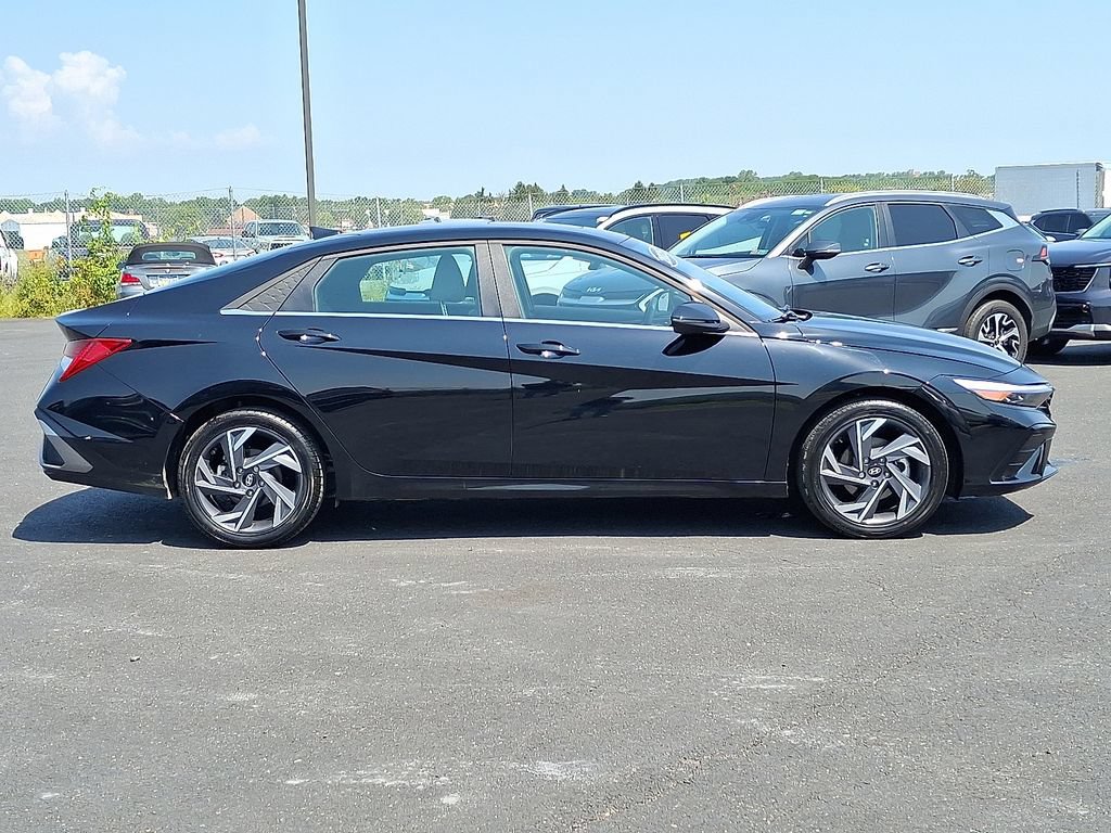Used 2025 Hyundai Elantra Limited FWD image 6