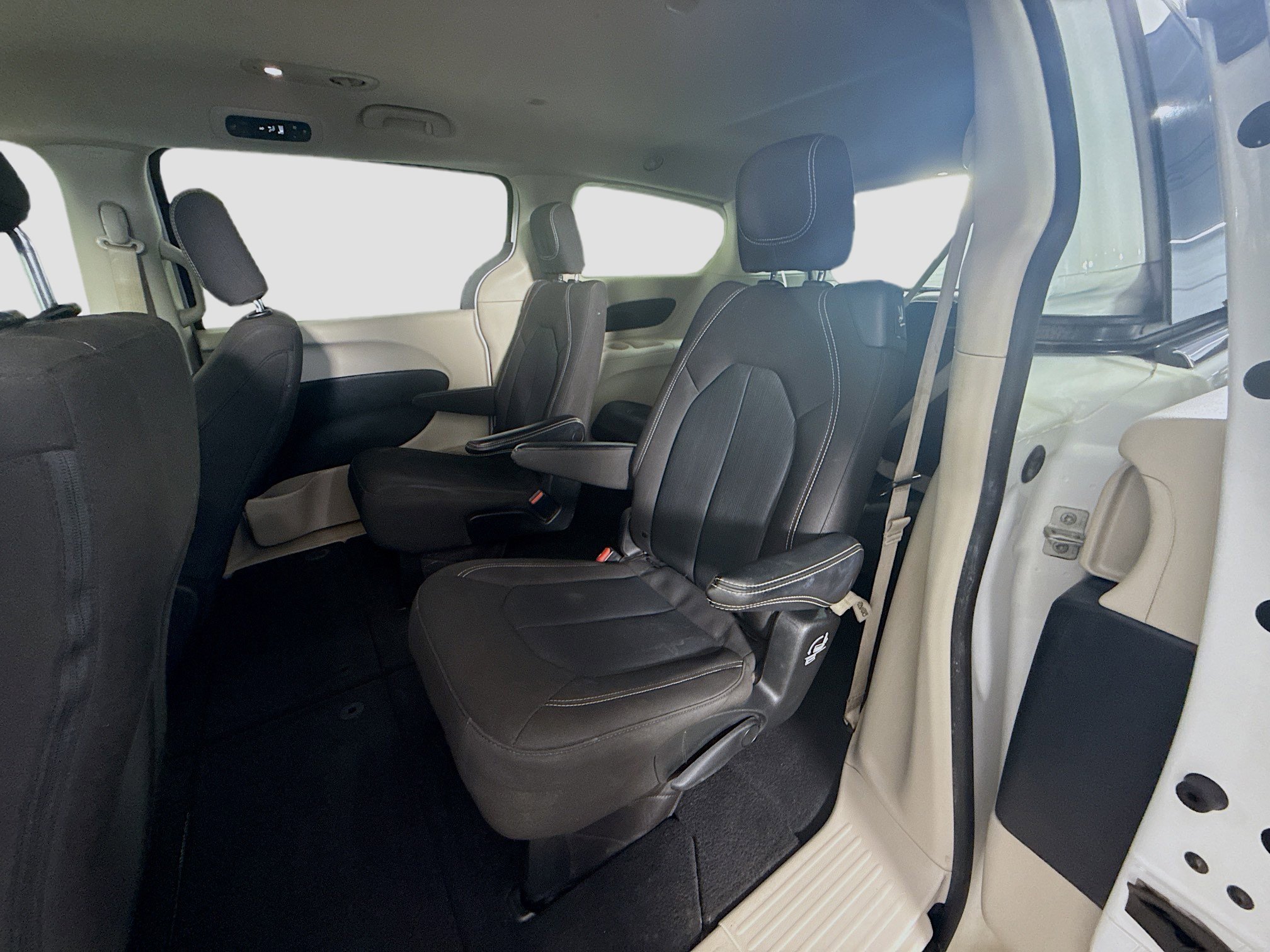 Used 2022 Chrysler Voyager LX FWD image 25