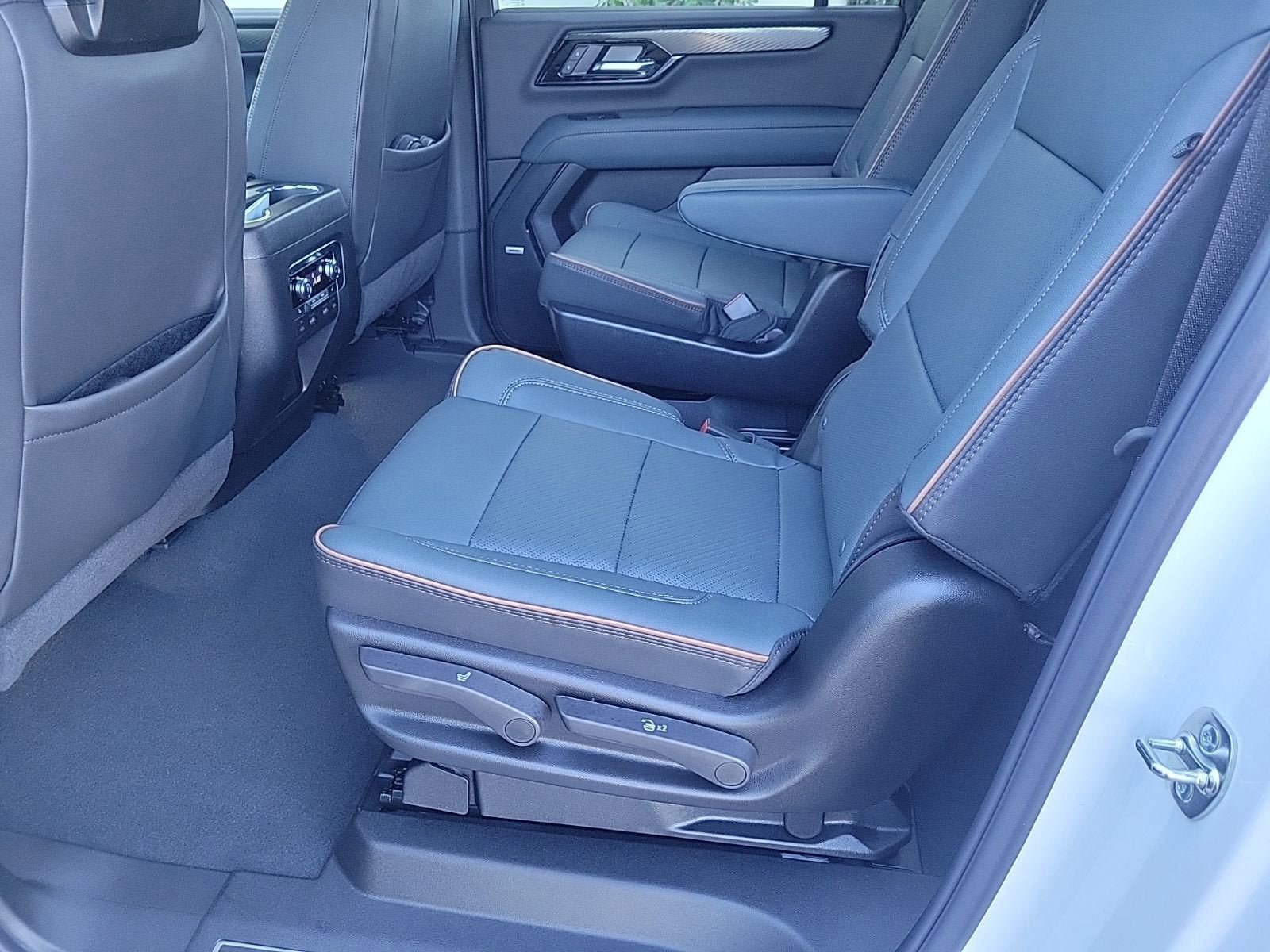 New 2026 GMC Yukon XL AT4 w/ AT4 Premium Plus Package AWD/4WD image 12