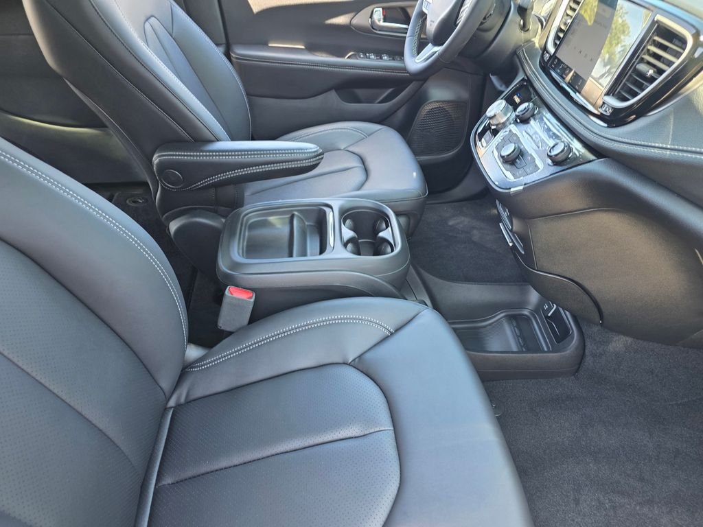 New 2027 Chrysler Pacifica Select w/ Family Tech Group FWD image 12