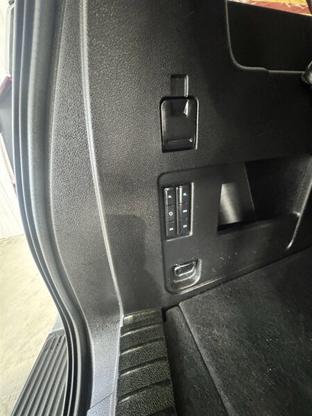 Used 2018 Ford Expedition XLT w/ Equipment Group 202A AWD/4WD image 13