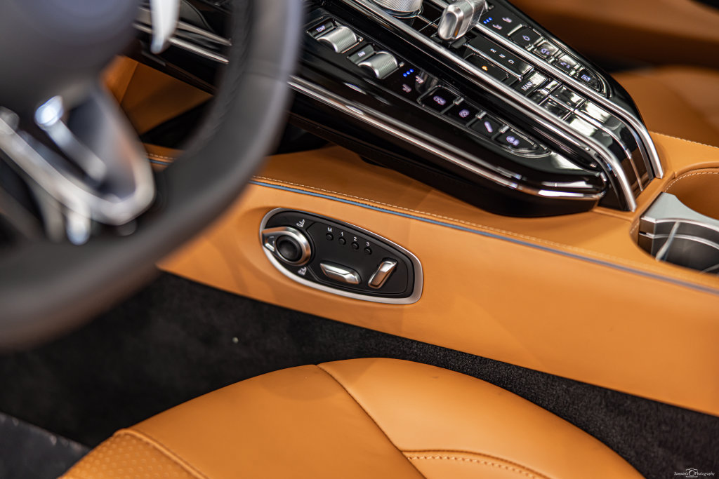 Used 2025 Aston Martin V8 Vantage Coupe RWD image 19