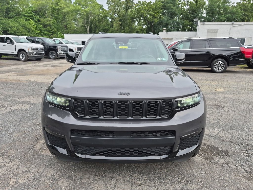 Used 2023 Jeep Grand Cherokee L Limited w/ Black Appearance Package AWD/4WD image 3