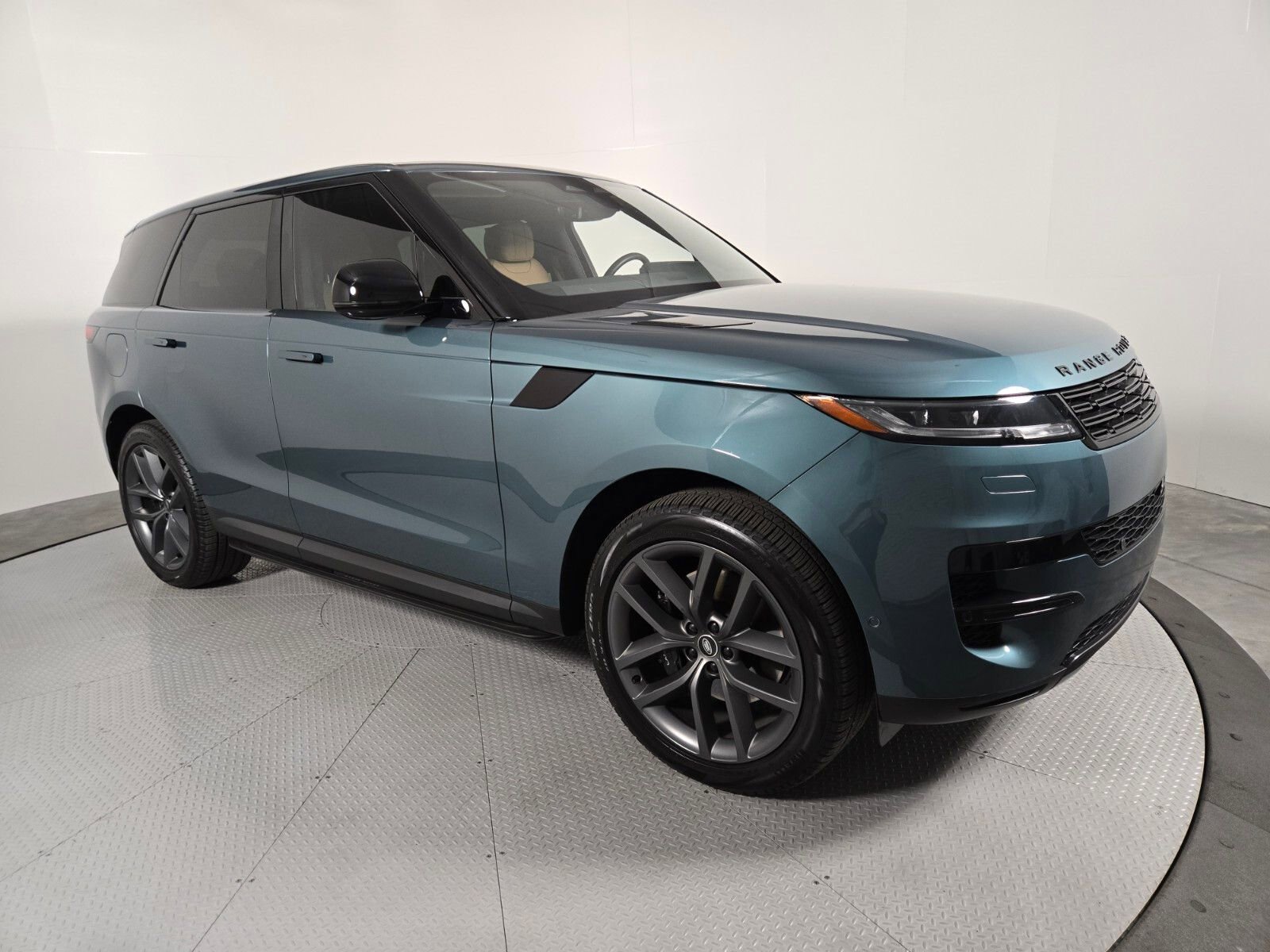 Used 2025 Land Rover Range Rover Sport SE image 3
