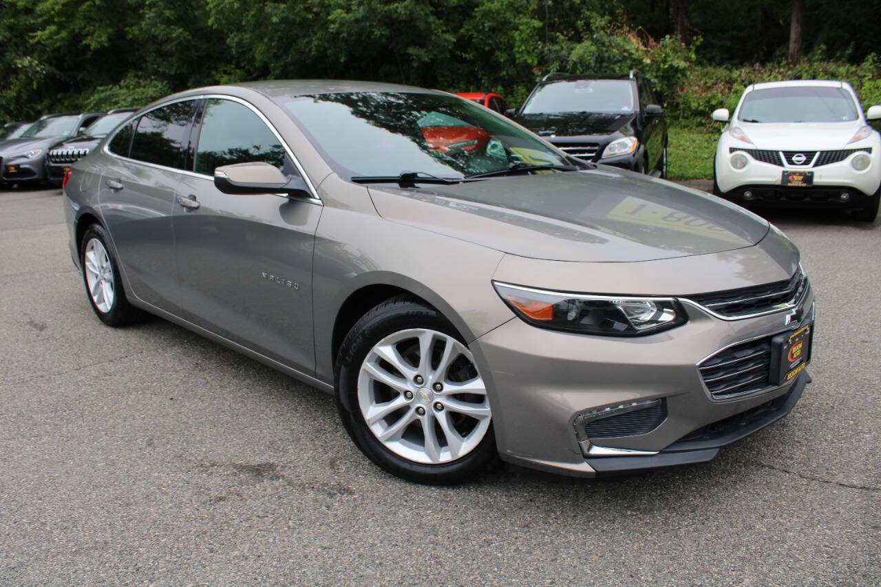 Used 2017 Chevrolet Malibu LT w/ Leather Package FWD image 4