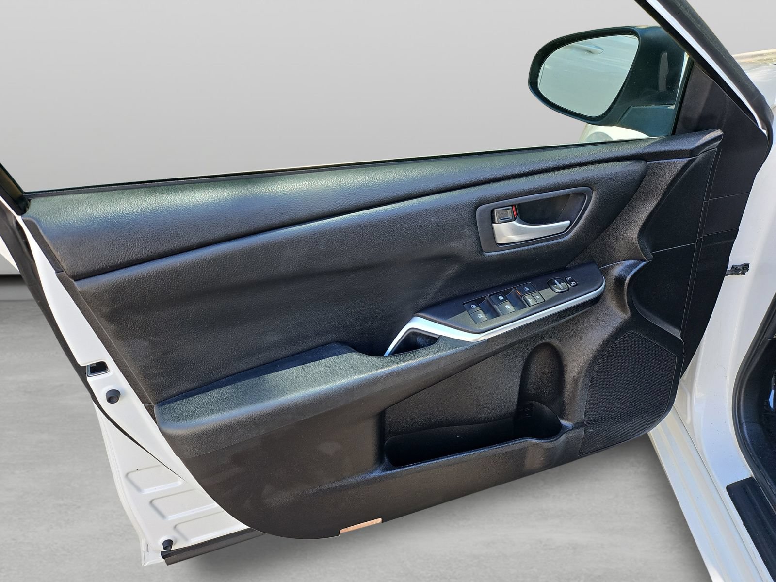 Used 2015 Toyota Camry SE FWD image 31