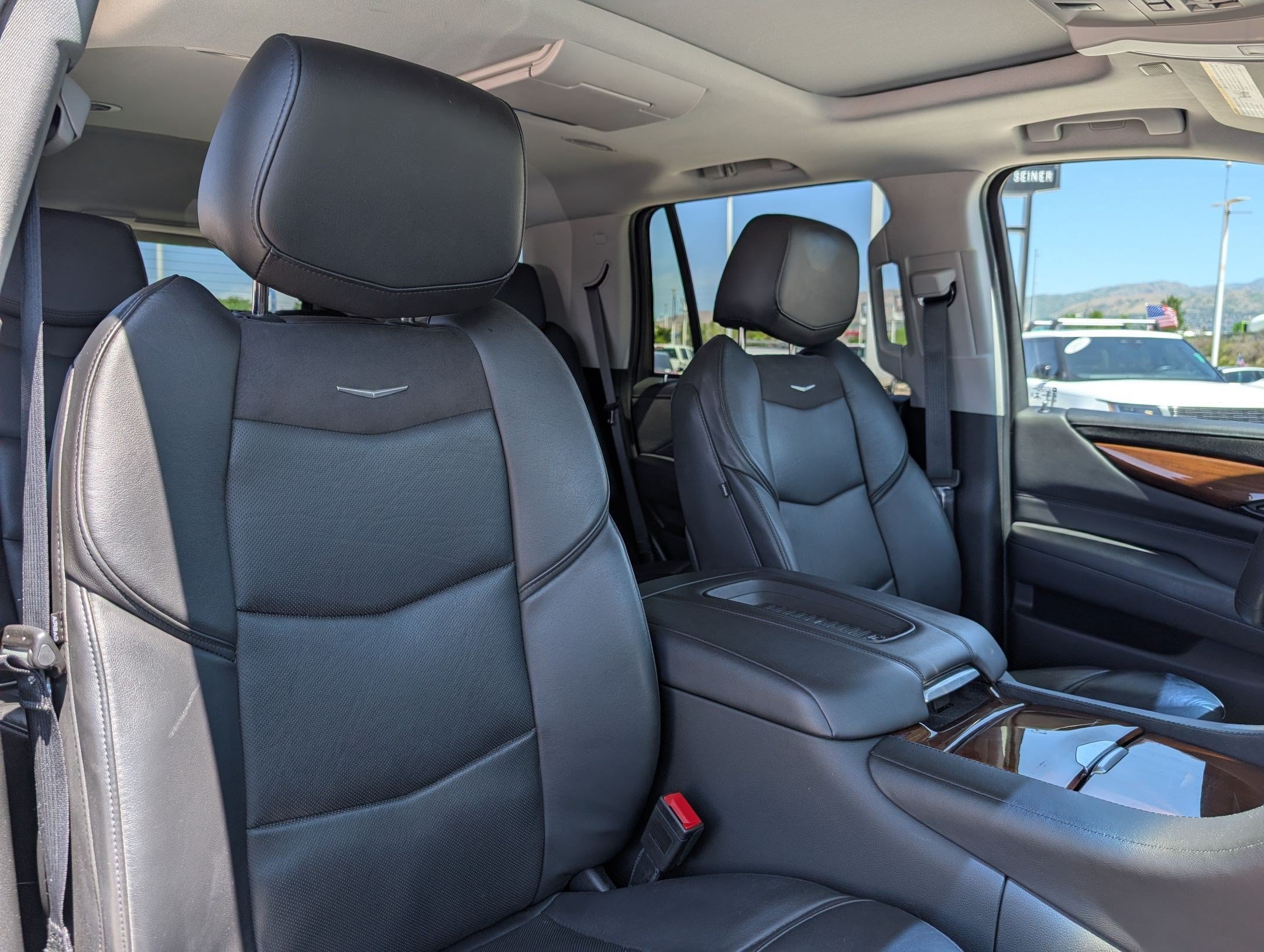 Used 2020 Cadillac Escalade Premium Luxury AWD/4WD image 29