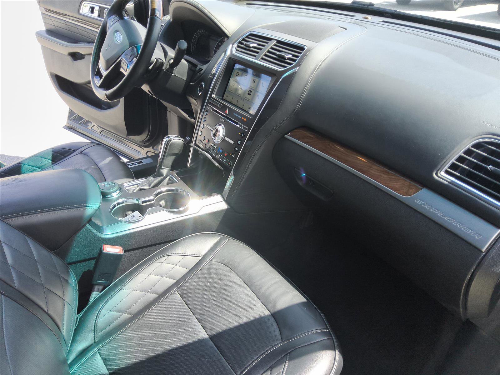 Used 2017 Ford Explorer Platinum image 28