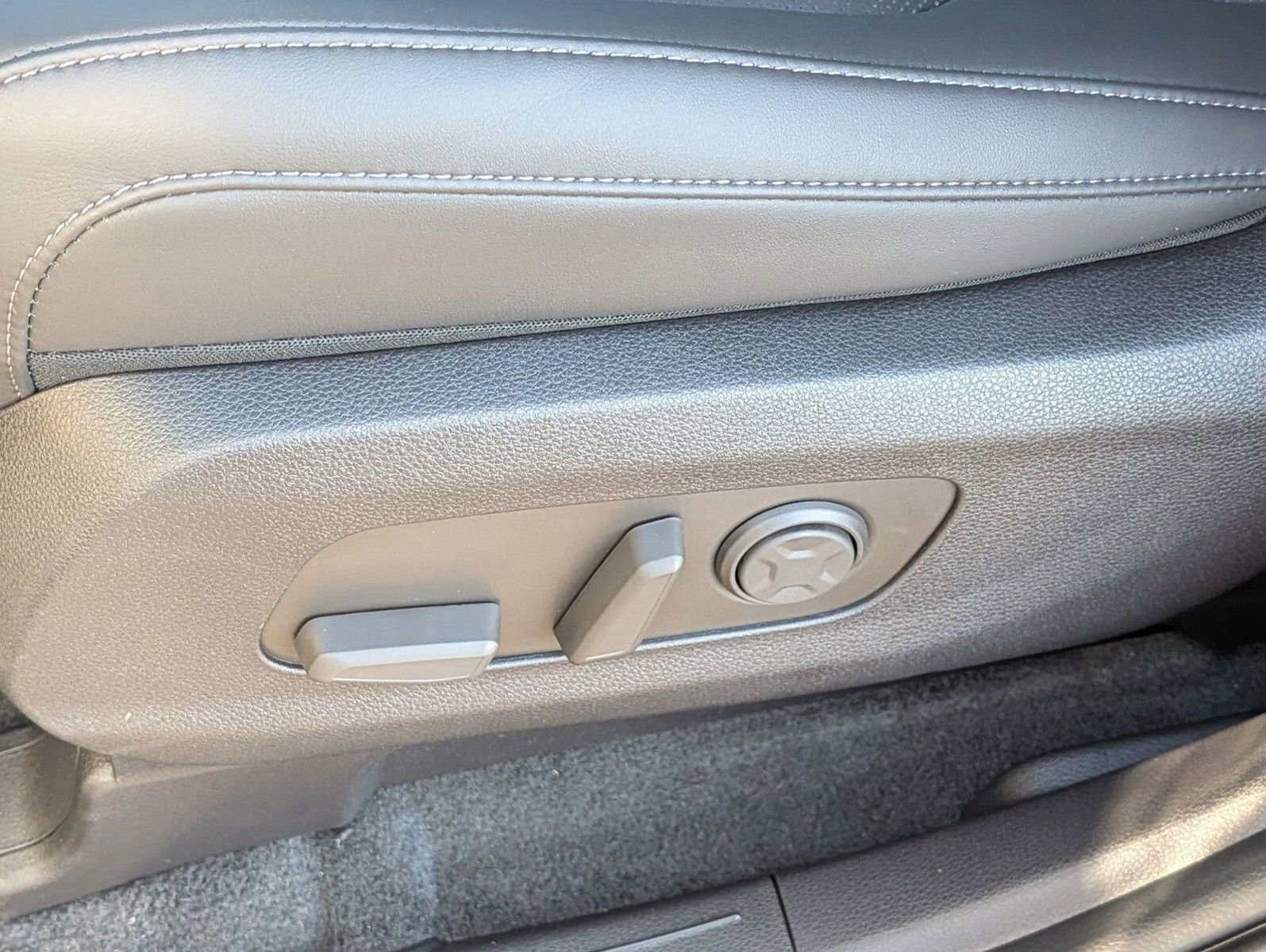 Used 2026 Kia Carnival FWD image 17