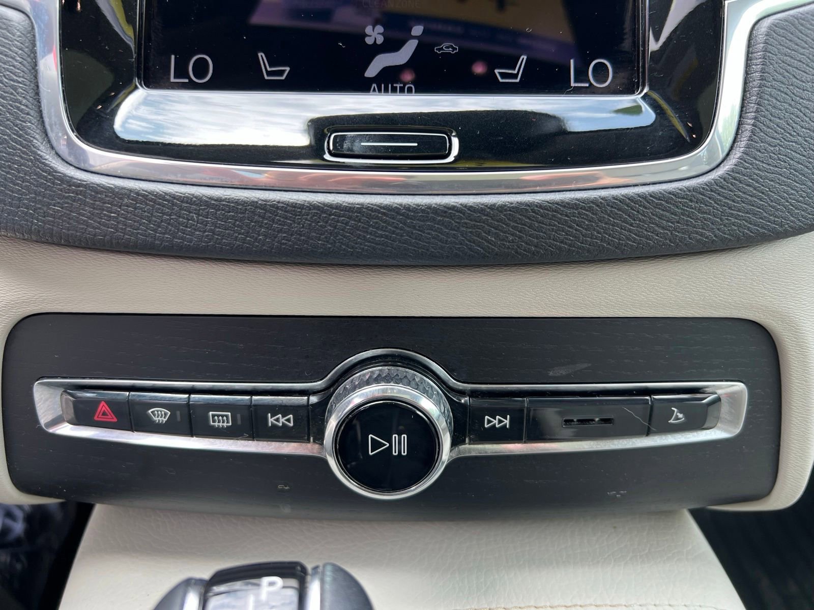 Used 2020 Volvo XC90 T5 Momentum w/ Protection Package Premier FWD image 40
