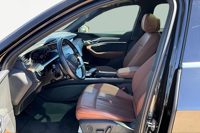 Used 2022 Audi e-tron Premium Plus w/ Premium Plus Package image 27