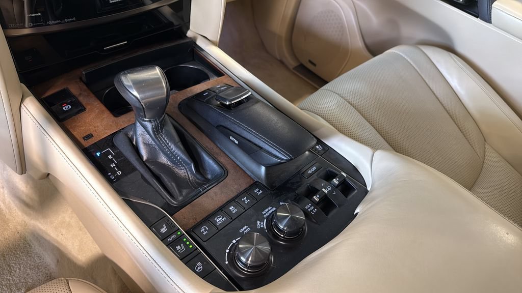 Used 2018 Lexus LX 570 4WD w/ Luxury Package image 32