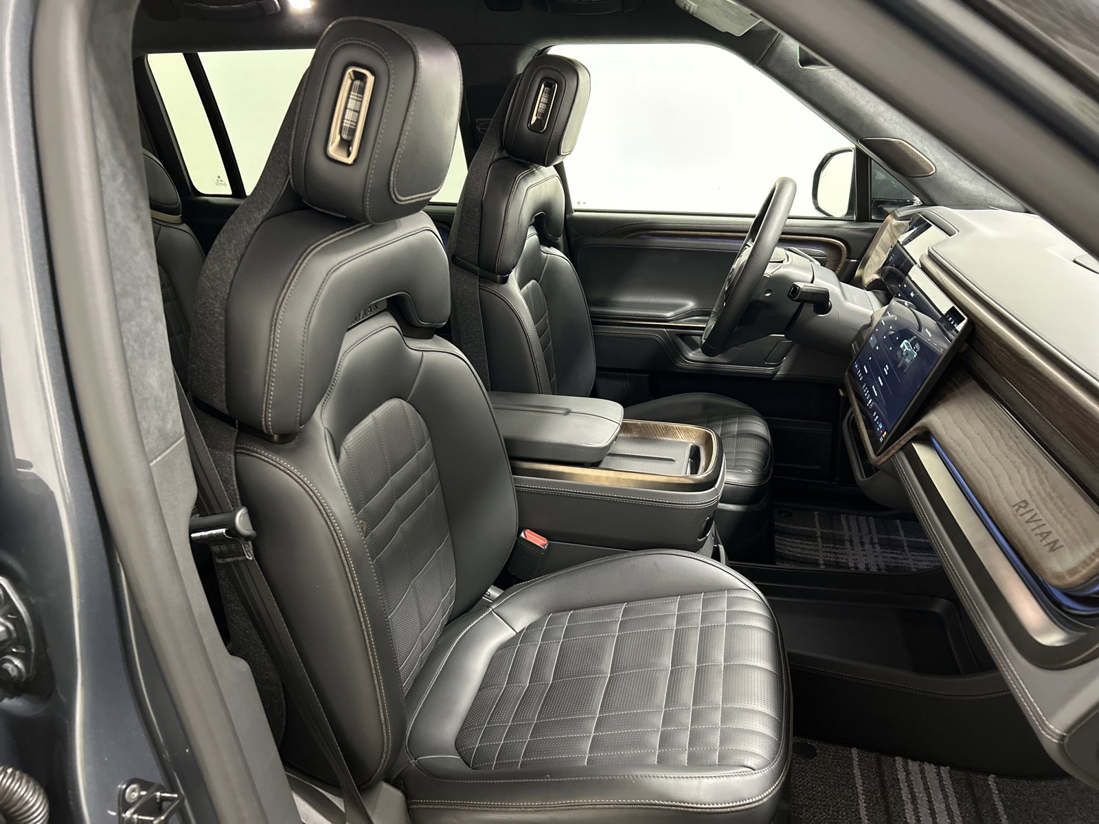 Used 2025 Rivian R1S Premium image 24