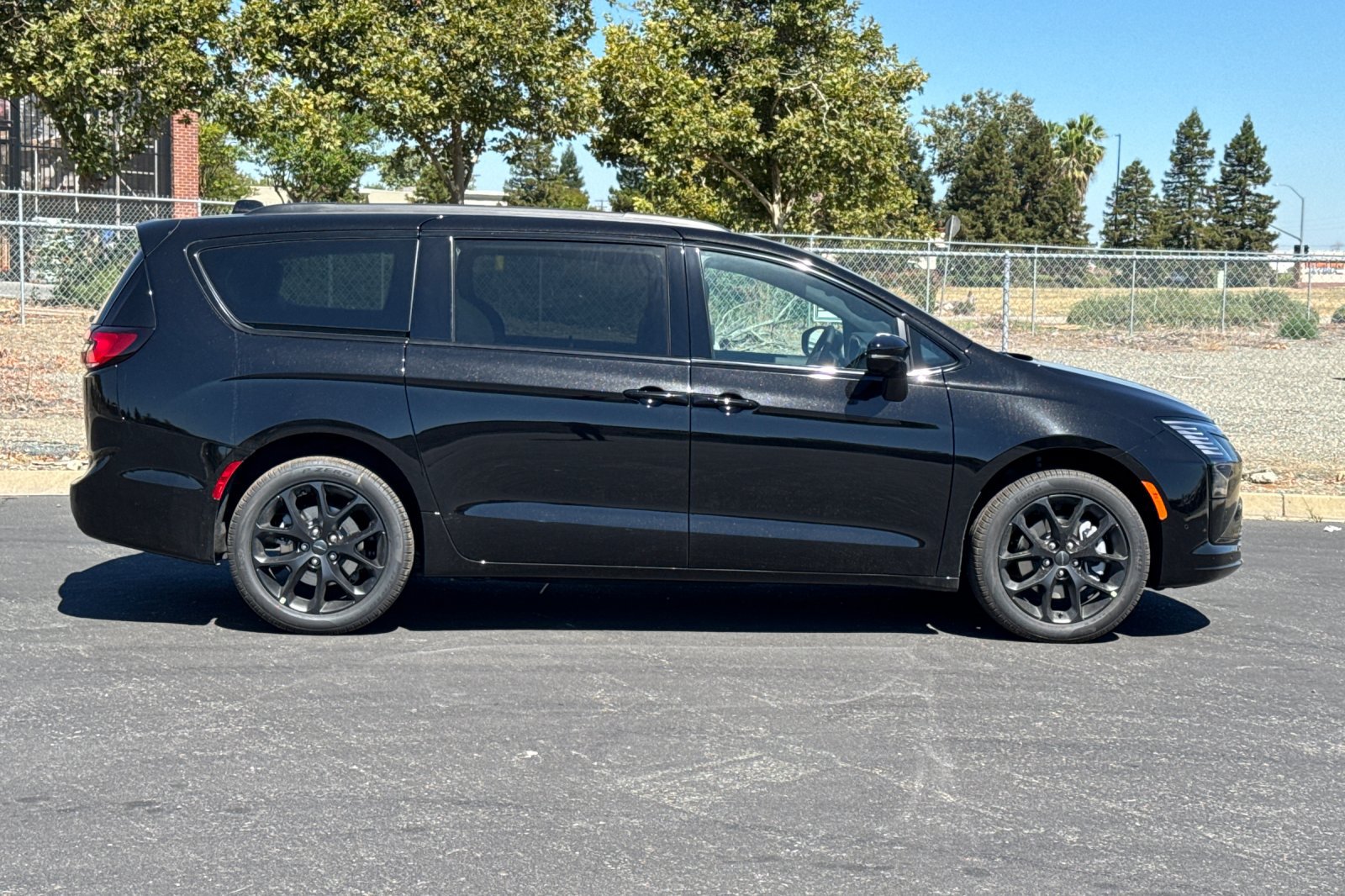 New 2027 Chrysler Pacifica Limited AWD/4WD image 2