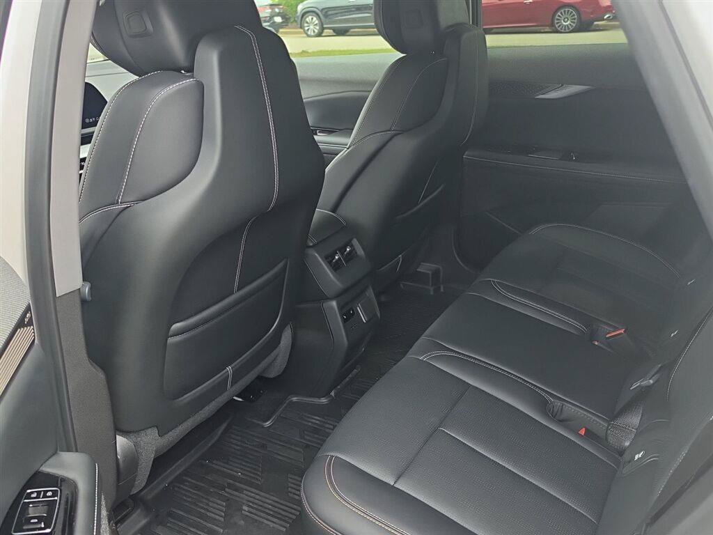 Used 2025 Cadillac Optiq Luxury 2 w/ LPO, Floor Liner Package AWD/4WD image 10