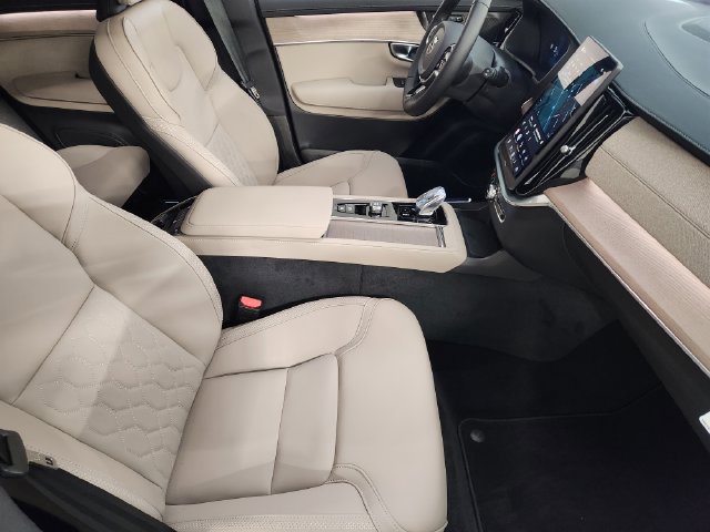 Certified 2026 Volvo XC90 B6 Plus w/ Protection Package Premier AWD/4WD image 3