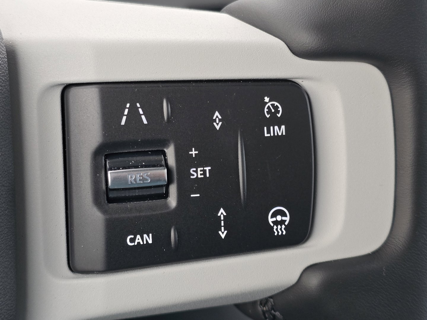 New 2026 Land Rover Defender 110 X-Dynamic SE image 17