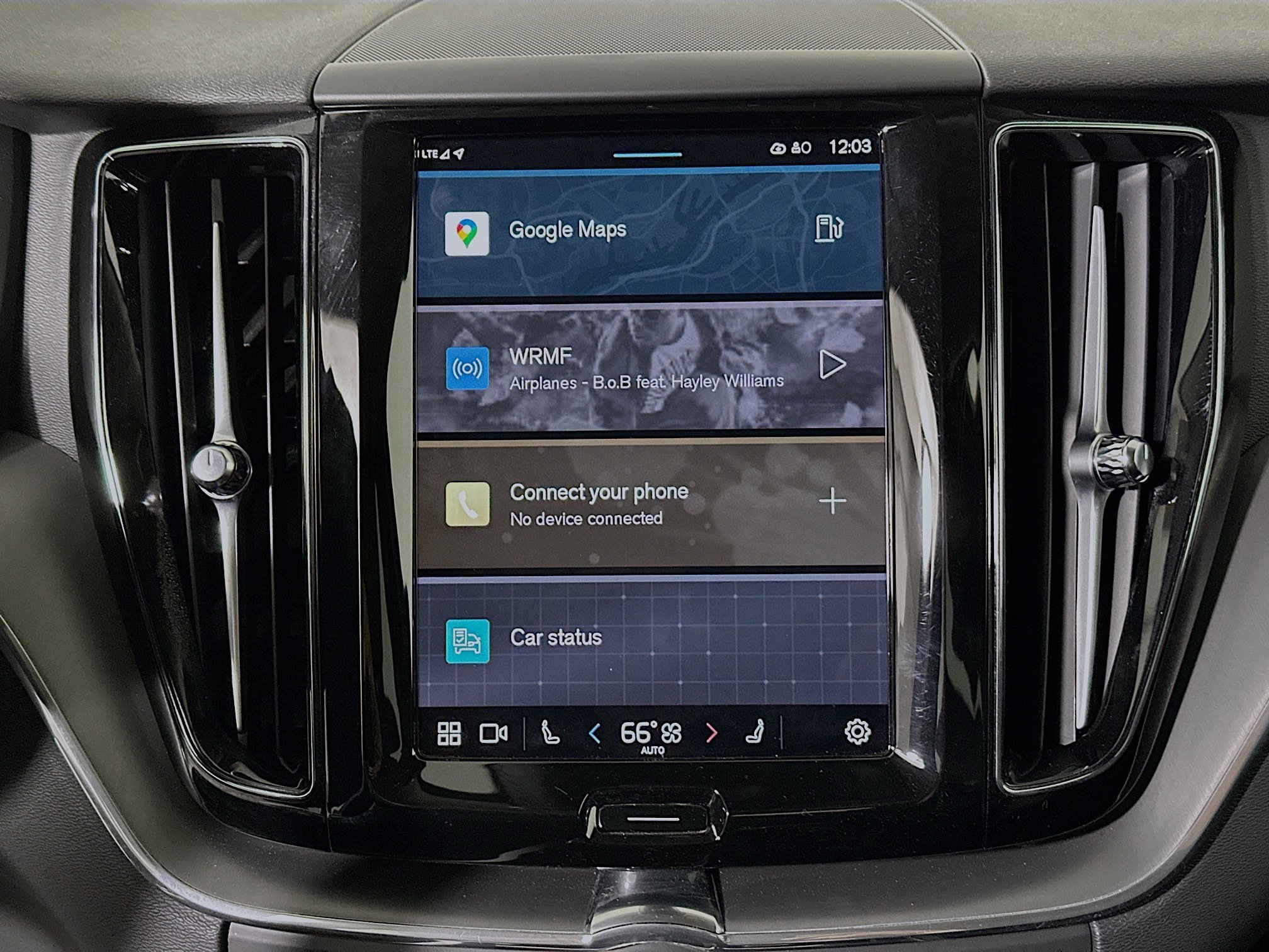 Used 2025 Volvo XC60 B5 Core image 24