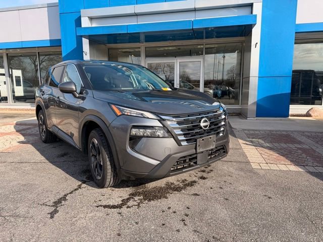 Used 2024 Nissan Rogue SV image 2