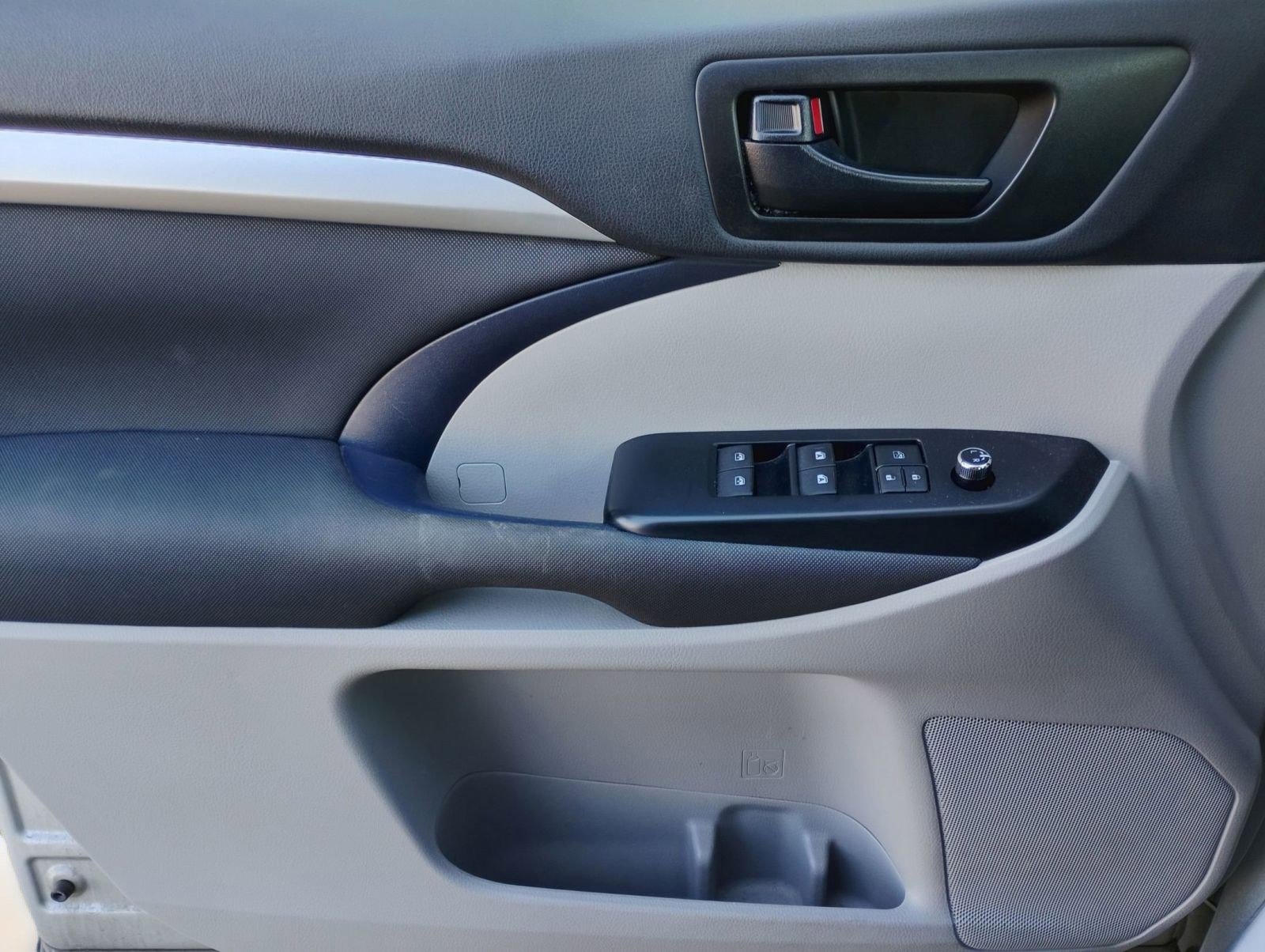 Used 2019 Toyota Highlander LE image 7