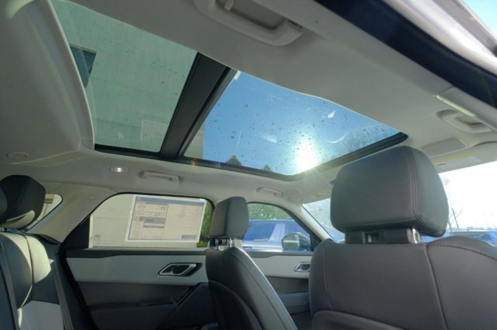 New 2025 Land Rover Range Rover Velar Dynamic SE image 20