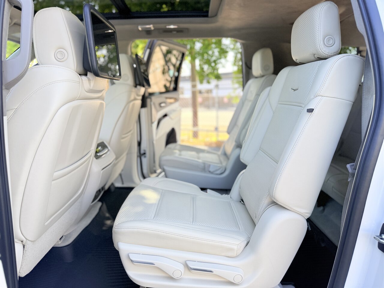 Used 2021 Cadillac Escalade ESV Premium Luxury Platinum AWD/4WD image 22