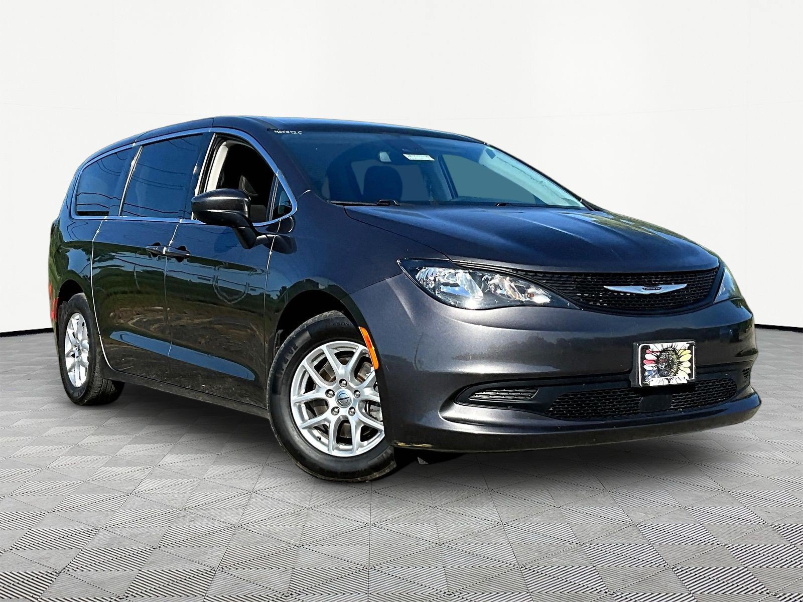 Used 2023 Chrysler Voyager LX FWD image 3