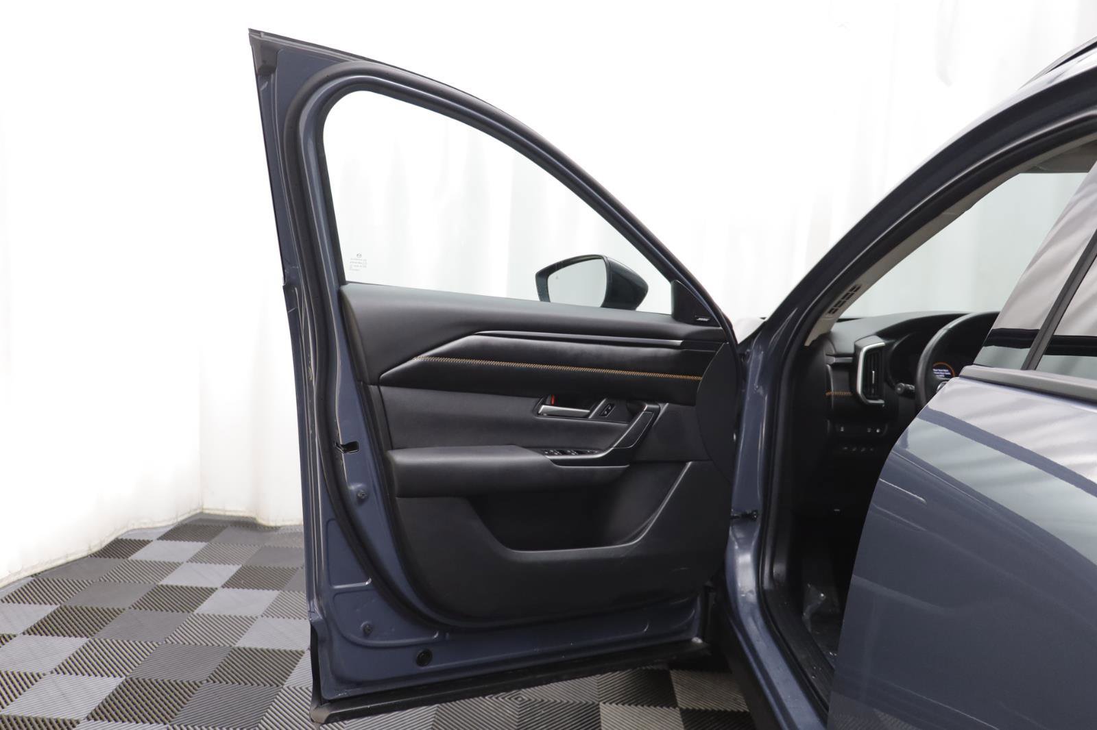 Used 2025 MAZDA CX-50 AWD 2.5 Hybrid w/ Premium Pkg image 4