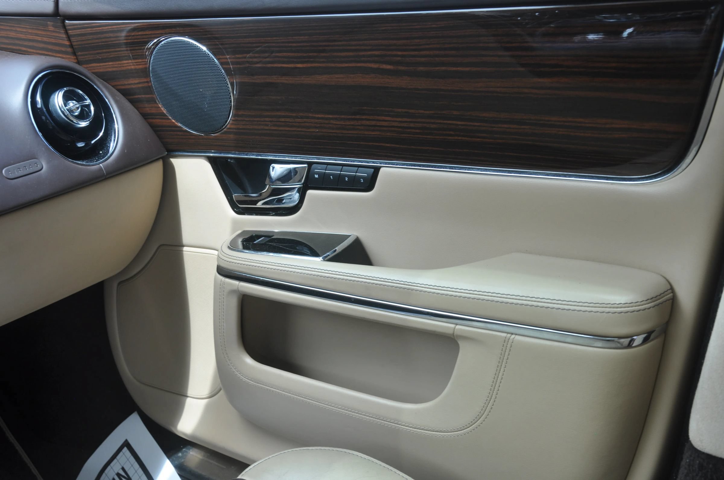Used 2011 Jaguar XJ L RWD image 27