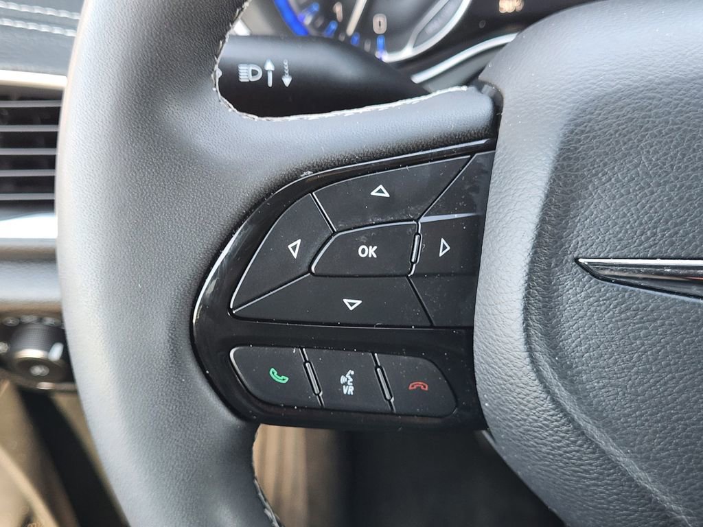 Used 2025 Chrysler Pacifica Limited image 30