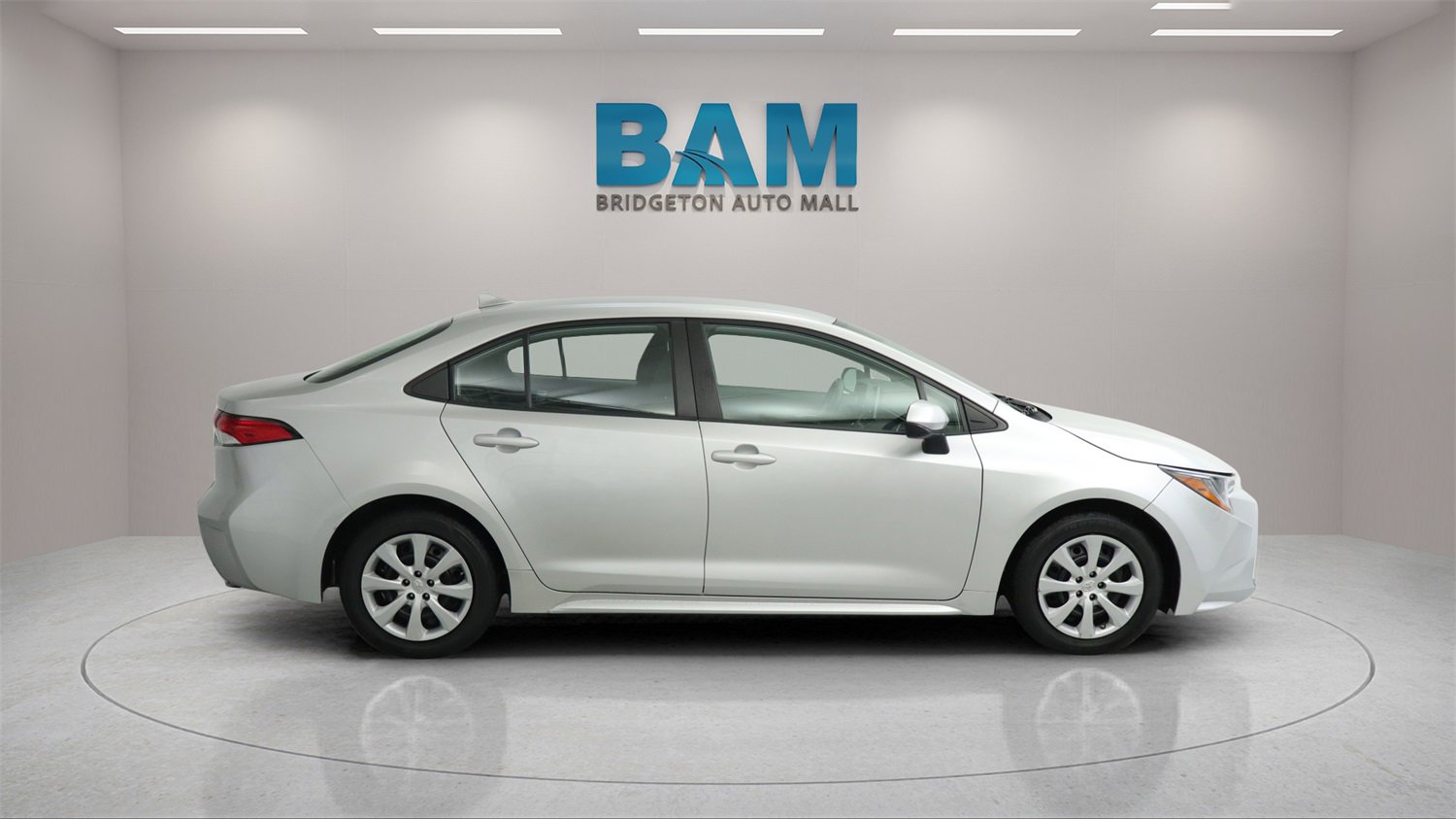 Used 2021 Toyota Corolla LE image 2