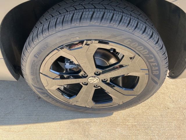 New 2026 Volkswagen Taos SEL image 10