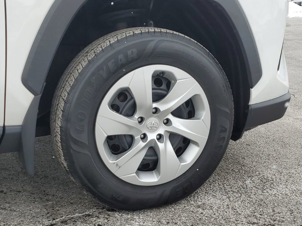 Used 2021 Toyota RAV4 LE image 9