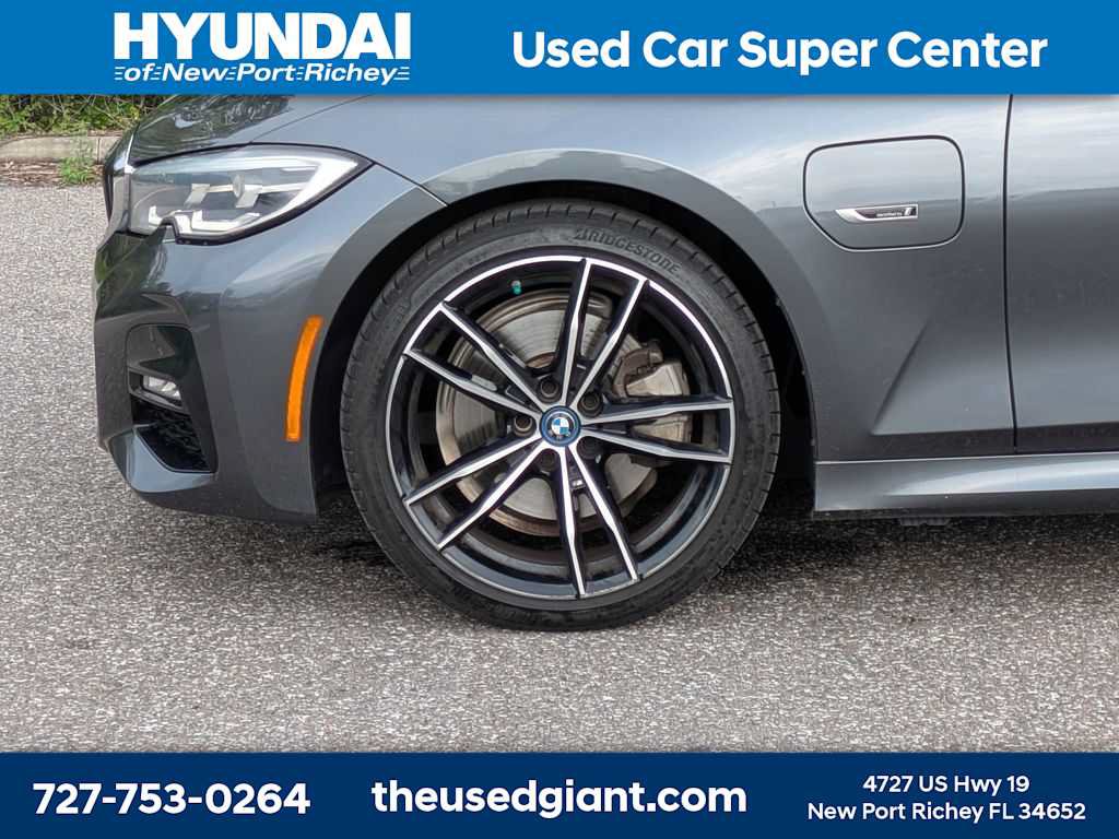 Used 2022 BMW 330e w/ M Sport Package RWD image 10