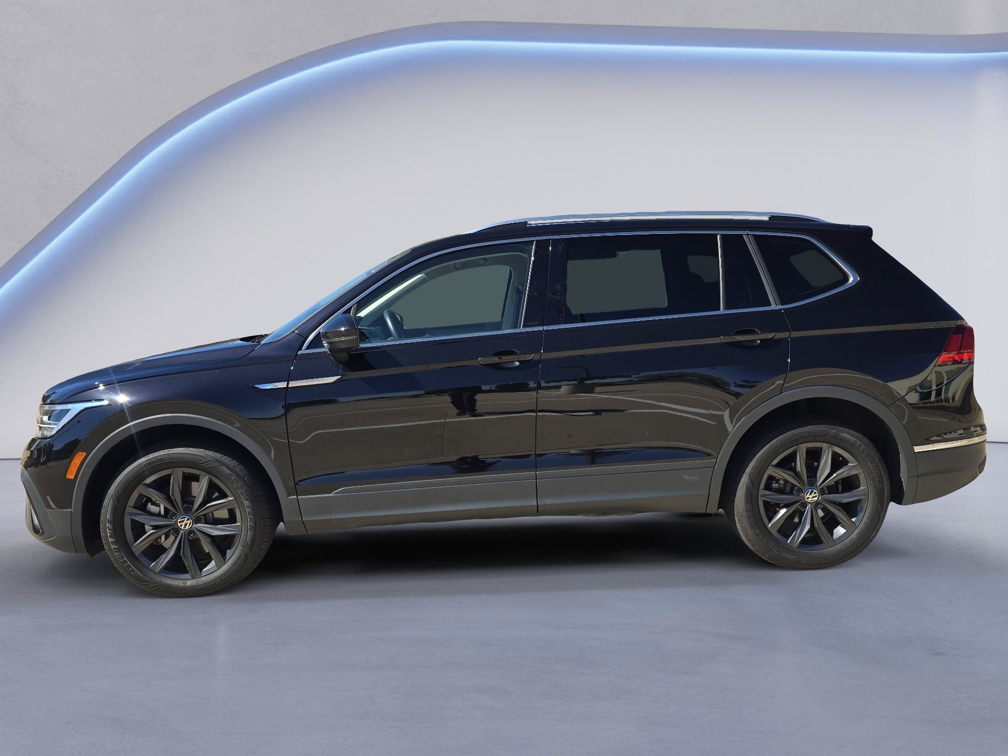 Used 2024 Volkswagen Tiguan SE AWD/4WD image 2