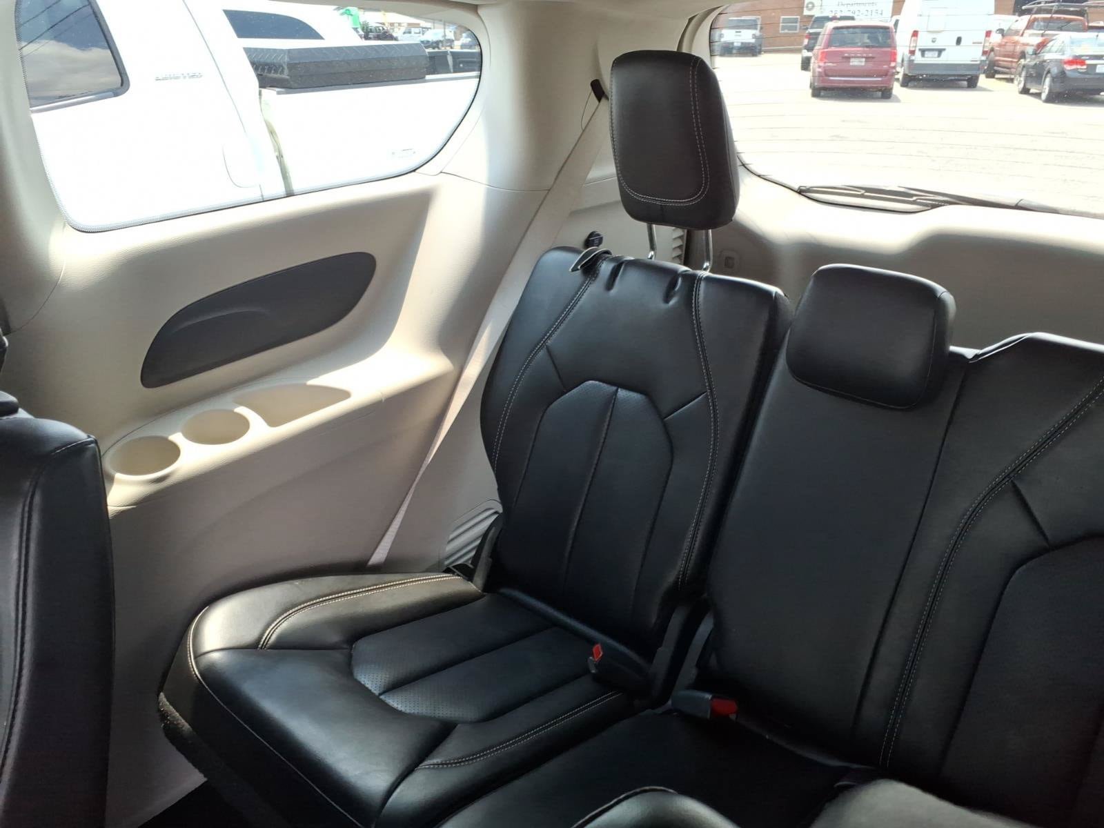 Used 2023 Chrysler Pacifica Touring-L FWD image 9